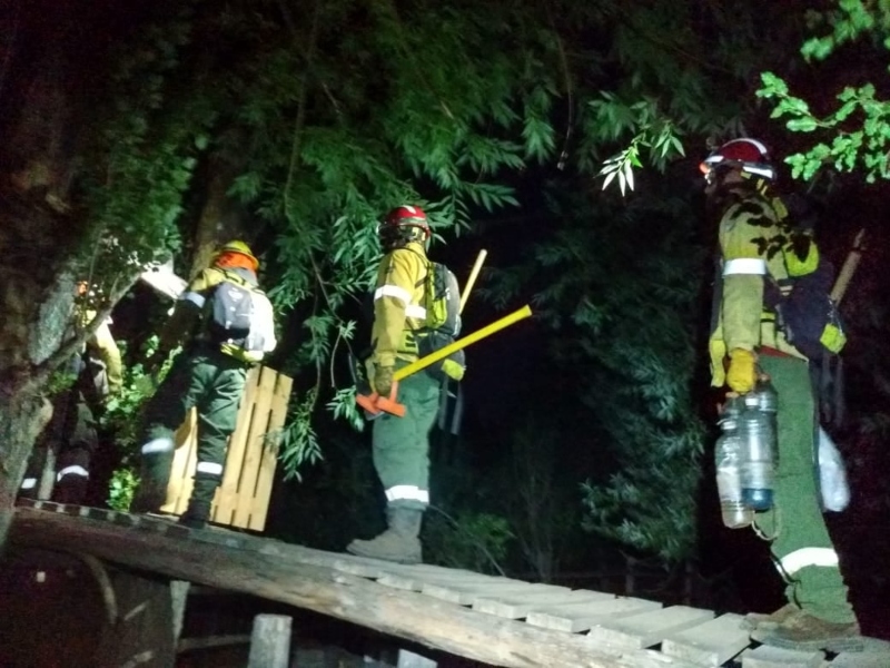 el fuego - Bomberos de noche no paran en su lucha contra los incendios