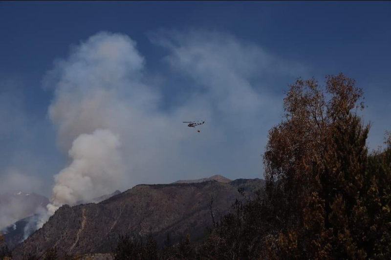 el fuego - Helicóptero hidrante