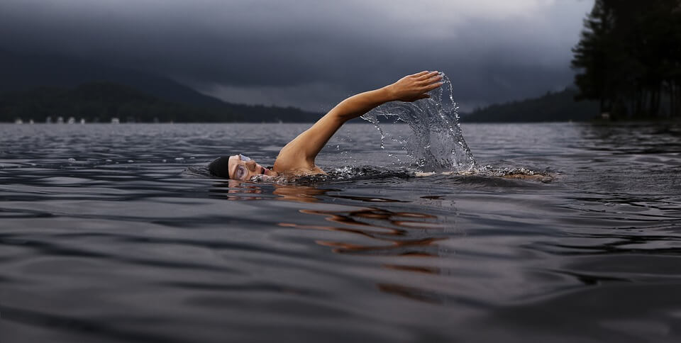 Deporte extremo en Río Negro: natación en aguas frías