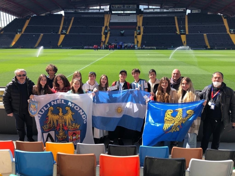 Friuli - Jovenes en el estadioq